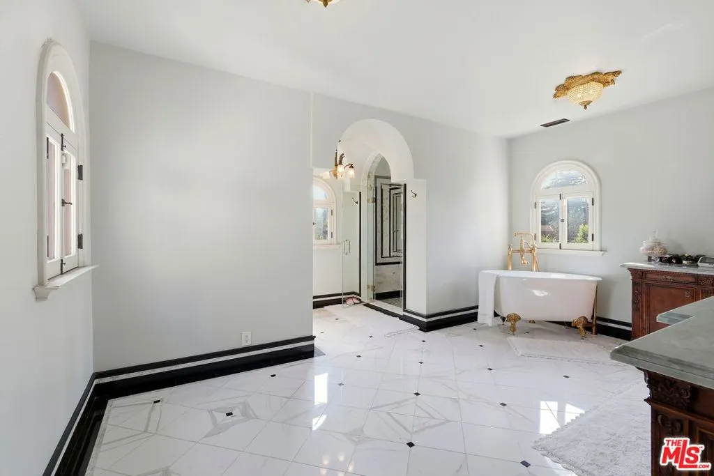 455 Lorraine Boulevard, Los Angeles, California 90020 home-pic-25